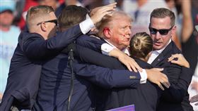 川普，賓州造勢，遭槍擊，槍手，轉頭看圖表，躲過死劫。（圖／美聯社／達志影像）