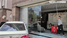 士林車禍郵筒噴飛。（圖／民眾提供）