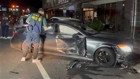 賓士遭惡煞狠砸，場面慘不忍睹。（圖／翻攝畫面）