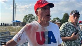 美國，川普，遭槍擊，支持者遭流彈擊中，頭部中彈，急診室醫師急救白衣被染紅（圖／翻攝自X）