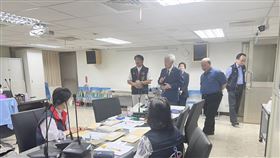 中選會主委李進勇視察基隆市選委會基隆市長謝國樑罷免案連署書目前正由基隆市選舉委員會審查中，中選會主委李進勇（立者左2）12日赴基隆選委會座談，也勉勵工作人員辛勞。（基隆市選委會提供）中央社記者沈如峰基隆傳真  113年7月12日