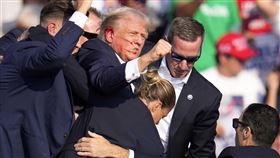 川普，槍擊，槍手藏屋頂，射擊。(圖／美聯社／達志影像)