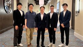 ▲出席共和黨全國黨代表大會國民黨代表團成員包含：國民黨副秘書長江俊霆（中）、駐美代表處秦日新大使（左二）、智庫副執行長、桃園市議員凌濤（右二）、副發言人康晉瑜、青年團總團長羅雍勝等。（圖／國民黨提供）