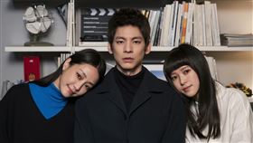 謝欣穎（左起）、林柏宏、項婕如在《愛的噩夢》有段奇幻戀情。（圖／華映娛樂提供）