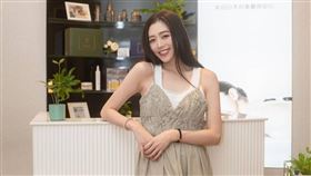 逸歡等車途中突被倒鹽。（圖／翻攝自IG／逸歡）