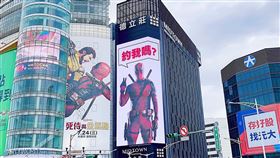 《死侍與金鋼狼》在西門町的大型看板。（圖／漫威影業提供）