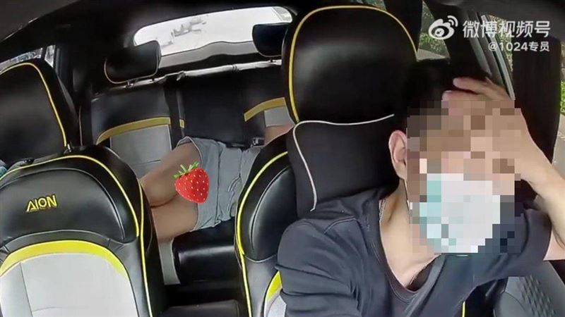短裙女「一上車就躺平」洩內褲　司機尬了
