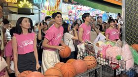 《我想和你在一起》在高雄瑞豐夜市分成兩隊PK投籃，左起為席惟倫、涂善存、黃宏軒、林映彤。。（圖／星映電影提供）