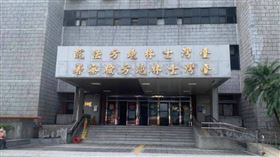 新北一名媽媽帶孩子去親子樂園玩，卻被剪刀割傷，案件首度開庭