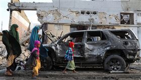 索馬利亞一處咖啡館發生汽車爆炸。（圖／路透社／達志影像）
https://pictures.reuters.com/CS.aspx?VP3=SearchResult&VBID=2C0FCIX7OKJCB9&SMLS=1&RW=1440&RH=739#/SearchResult&VBID=2C0FCIX7OKJCB9&SMLS=1&RW=1440&RH=739&POPUPPN=2&POPUPIID=