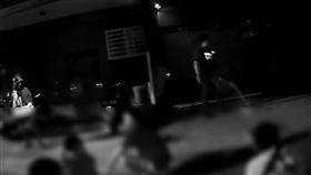 賴男嘴秋亂嗆好心路人，最終慘遭眾人圍毆。（圖／翻攝畫面）