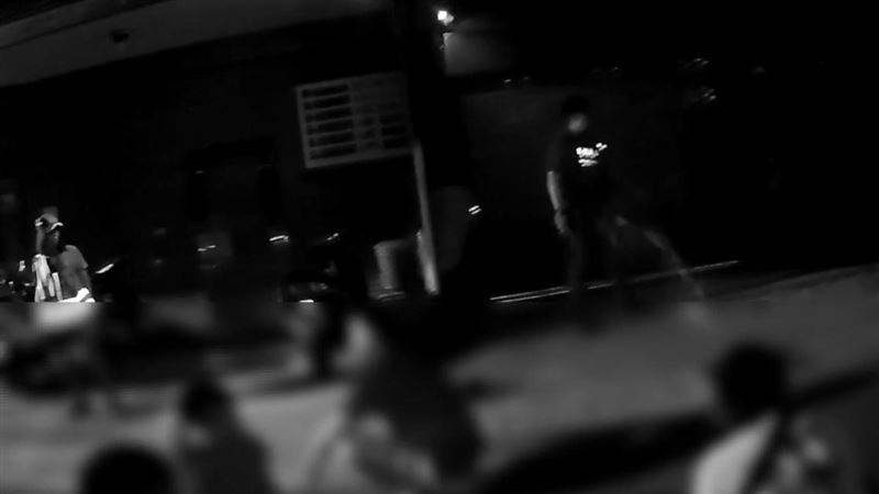 情侶爭吵砸花束下樓　路人幫撿遭嗆聲