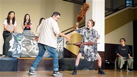 兩代阿美黃韻玲（右起）、方宥心合體，與洪都拉斯上演相愛相殺。（圖／綠光劇團提供）