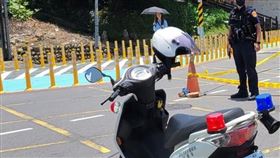 新北市土城區今天（12日）上午11時許發生一起嚴重車禍，一名機車騎士在永寧路上與一輛垃圾車發生碰撞，騎士遭垃圾車輾過，救護人員獲報到場時，發現騎士臟器外露倒臥血泊，傷者送醫前已無生命跡象，現已送往醫院搶救，詳細車禍原因仍待調查釐清。