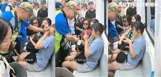 火爆老翁逼女孩讓座　竟用拐杖撬開她雙腿