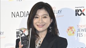 篠原涼子出席「第35屆日本最佳珠寶配戴大賞」頒獎活動。（圖／翻攝oricon）