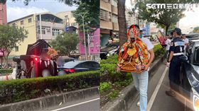 駕駛不顧自己傷勢也不願就醫，一心只想急救2尊神像。（圖／灣子里長方相茗提供）
