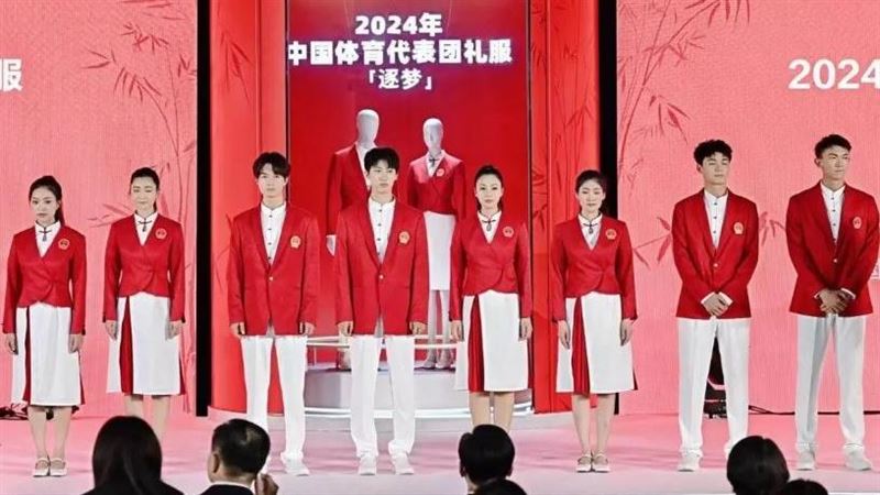 巴黎奧運中國隊服曝！小粉紅：超像服務生