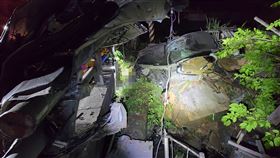 花蓮吉安鄉海岸路今天（16日）凌晨發生一起死亡車禍，一名陳姓男子（40歲）駕駛千萬賓利名車自撞鐵皮屋、橋墩後墜落圳溝，陳男被壓在車底慘死，警方在賓利車內發現毒品，不排陳男毒駕肇事。