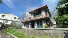 基隆市健民街一處民宅今天（16日）上午8時許發生火警！起火戶為一棟2層樓建物，警消人員獲報到場時，1、2樓已冒出火煙、全面燃燒，所幸屋內人員已全數安全逃生，經警消佈線灌救，火勢已撲滅，詳細起火原因仍待釐清。