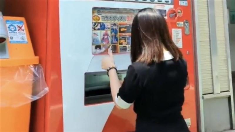 免錢！G罩杯日女路邊掀裙　販賣機飲料落