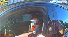 女子聚餐時好心擋一杯酒，未料因逆向被攔查，下了保時捷，改搭警車回家。（圖／翻攝畫面）