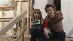 《怪奇物語》第五季瑪雅霍克飾演蘿萍、喬奇瑞飾演史帝夫。（圖／Netflix 提供）