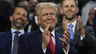 川普槍擊後首露面！右耳包紗布現身全代會