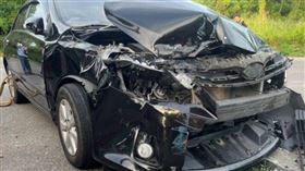 金門縣金湖鎮發生車禍，轎車卡在小貨車裡車頭全毀，事故共造成2人受傷。（圖／翻攝畫面）