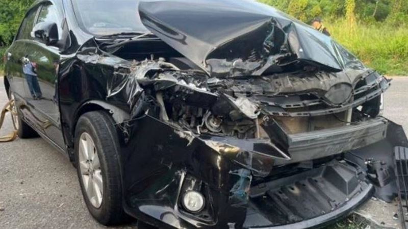 無號誌路口車禍！金門轎車卡貨車底2人傷