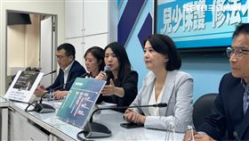 國民黨立委賴士葆（右一）、李彥秀（左二）、王鴻薇（右二）、徐巧芯（中）、羅智強（左一），召開「停止政治抹黑兒少保護 修法不漏接」記者會。（圖／記者陳怡潔攝影）