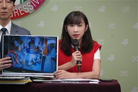 ▲民進黨 發言人吳崢、台北市議員簡舒培、許淑華召開「 北市消極處理狼師 市長萬安家長不安 」記者會（圖／民進黨提供）