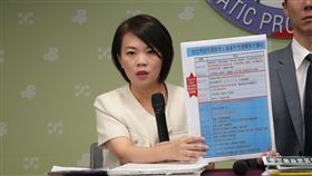 ▲民進黨 發言人吳崢、台北市議員簡舒培、許淑華召開「 北市消極處理狼師 市長萬安家長不安 」記者會（圖／民進黨提供）