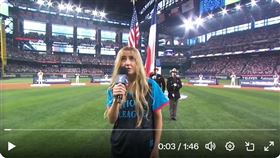 ▲4度拿下葛萊美獎的鄉村歌手安卓絲（Ingrid Andress）在全壘打大賽獻唱國歌。（圖／翻攝自Jomboy Media推特）