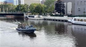 河上有全副武裝、設置機槍的快艇維安。（圖／凌濤提供）