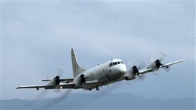 空軍113年春節加強戰備，P-3C獵戶座反潛巡邏機實施低空重飛、慢飛、觸地重飛。（圖/記者邱榮吉屏東攝影）