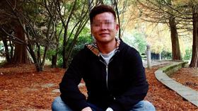 花蓮吉安鄉海岸路今天（16日）凌晨發生一起死亡車禍，陳姓男子（40歲）駕駛千萬賓利名車自撞鐵皮屋、橋墩後墜落圳溝，陳男被壓在車底慘死。事發後警方在車內發現毒品海洛因，不排駕駛毒駕肇事。據了解，陳男在當地經營一家噴砂公司，2022-2023年間還曾擔任過花蓮東岸獅子會會長。