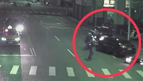 嫌犯囂張衝撞警方，場面相當驚悚。（圖／警方提供）