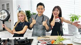 ▲吳秉承虧巫苡萱、倪暄刀工超掉漆。（圖／懿想天開 提供）
▲吳秉承笑虧倪暄薑絲切成條。（圖／懿想天開 提供）
▲巫苡萱劈腿博票數。（圖／懿想天開 提供）
▲《懿想天開》舉辦料理PK賽。（左起：巫苡瑄、吳秉承、倪暄）（圖／懿想天開 提供）
