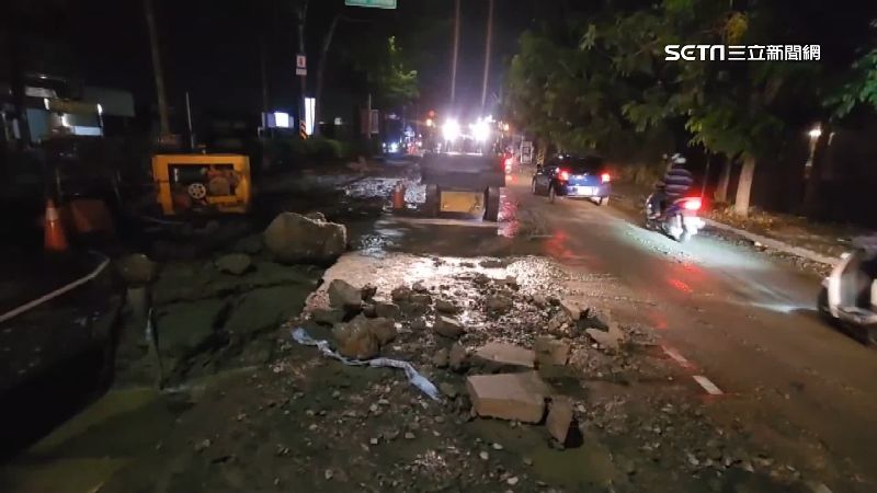 台水「加壓試水」爆管！30公尺馬路陷泥濘