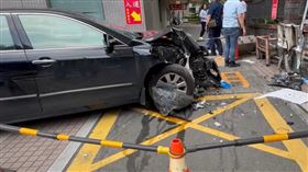 孕婦因不明原因失控衝撞路人。（圖／警方提供）