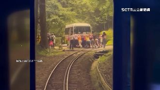 阿里山火車經平交道　遇遊園車故障卡鐵軌