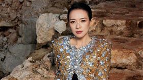 章子怡帶娃出門被直擊。（圖／翻攝自微博）