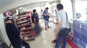 實習生在所長的帶領下，一同將涉案少年帶返回所。（圖／翻攝畫面）