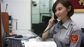 台北市南港警分局前女警邱薏瑄（31歲），因涉嫌幫詐團男友偷查個資、偽造製作的不實搜索扣押筆錄，供男友及另名詐團成員黑吃黑，同時藉此索賄700萬元，遭新北地檢署起訴。新北地方法院審理後，今依違反個資法、偽造文書、貪汙索賄等罪，重判邱女12年有期徒刑。