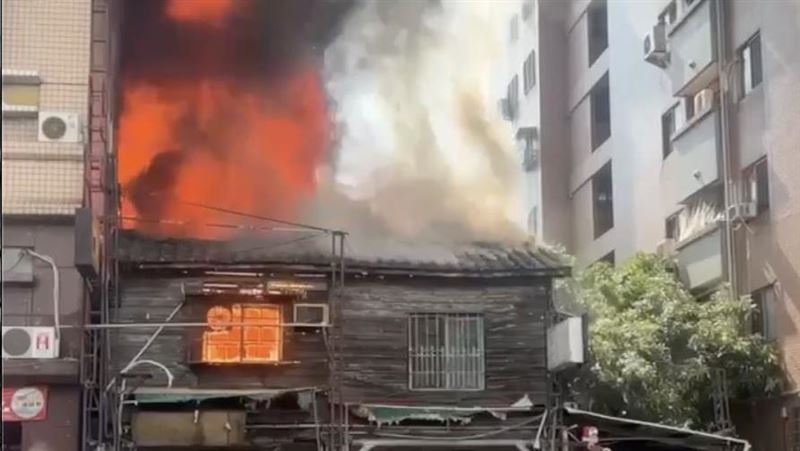 新／台中老民宅全面燃燒！火舌濃煙竄天際