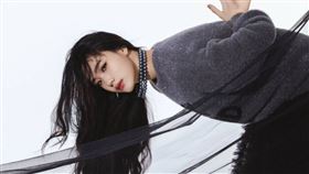 Lily拍攝時尚品牌的花絮曝光。（圖／翻攝自IG／Lily）