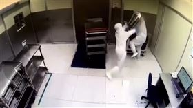 有網友今天（16日）在臉書《爆料公社》上傳一段「鋼椅砸人」畫面，原PO指出，苗栗縣竹南一家科技公司無塵室廠房中，2名身穿連帽式防護衣員工發生口角衝突，其中一名員工持鋼椅朝對方狂砸，直到有其他員工制止才作罷，另名員工頭破血流。警方指出，受傷員工目前暫未提告，衝突原因仍待釐清。