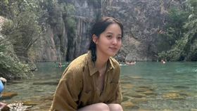 歐陽娜娜出國遊玩。（圖／翻攝自微博）