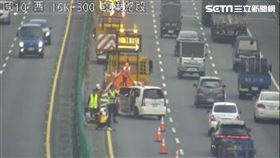 女性駕駛多處擦傷癱軟坐臥路邊佔用一線車道，救護人員急送醫。（圖／翻攝畫面）